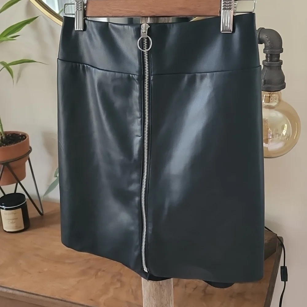 Express faux leather mini skirt - Picture 2 of 5